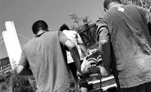 暖闻｜140斤胖孩童山下脚受伤，医生与游客接力抬上山救治