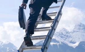 央媒以五假干部盧恩光告誡年輕干部：絕不能熱衷于自我設(shè)計(jì)