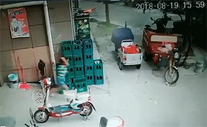 墙皮脱落砸在身前，男童与死神擦肩而过