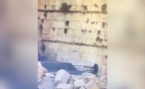 哭墻百公斤石頭掉落，險(xiǎn)砸中禱告老婦