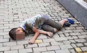 11歲少年滿身泥巴餓暈路邊，常睡地下室吃“百家飯”