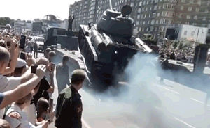 尴尬！俄罗斯阅兵突遇坦克翻车，无人伤