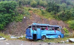 保加利亞一觀光巴士暴雨中沖出路面翻落峽谷，致16死26傷