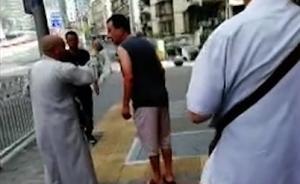 贵阳一光头男穿僧袍假扮聋哑僧人，被揭穿后瞬间脱袍高声怒骂