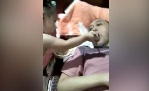 母親幼年被收養(yǎng)，如今一歲女童照顧外公