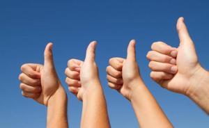 暖聞｜三游客海水浴場(chǎng)遇險(xiǎn)急喊救命，大連休假民警跳海救人