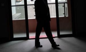 男子買房未入住被鄰居占用堆滿老家具，怎么開的密碼仍是謎